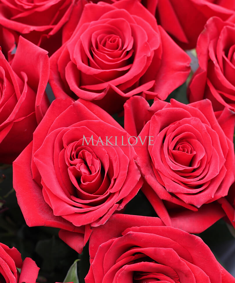 Букет из 15 красных роз в крафт бумаге