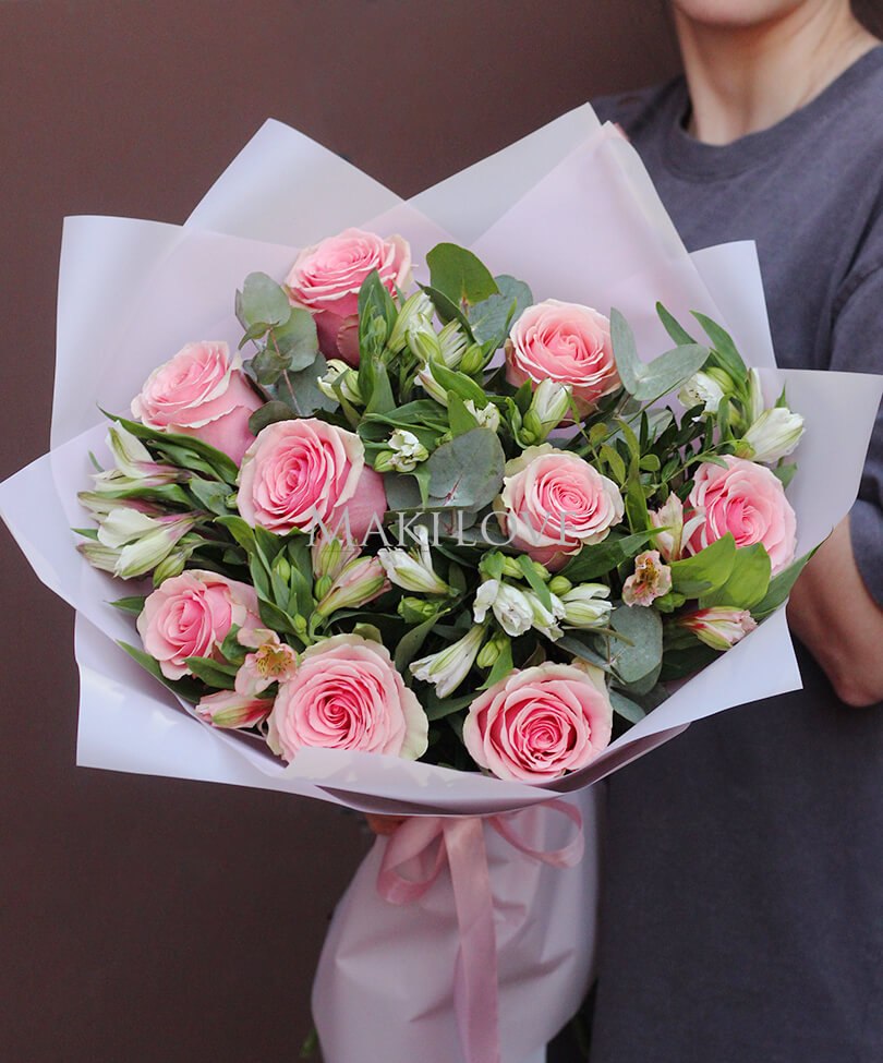 Букет из розовых роз и белых альстромерий