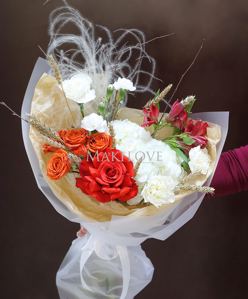 Необычный букет из роз и гортензий