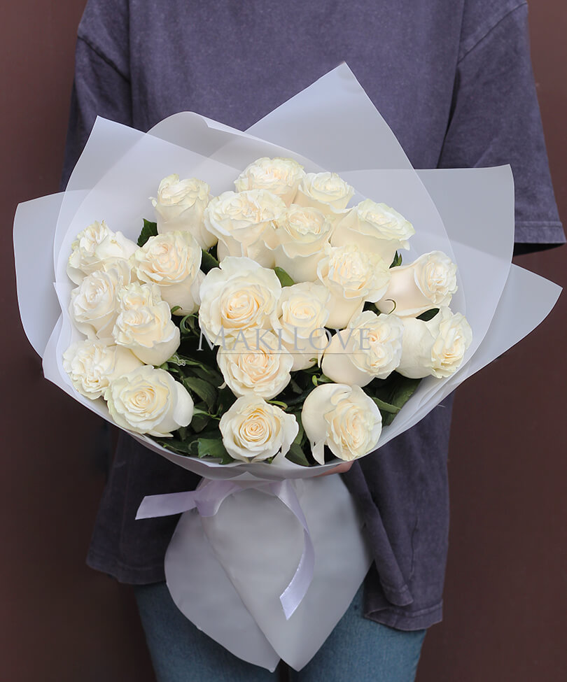 Букет 21 белая роза в крафт бумаге