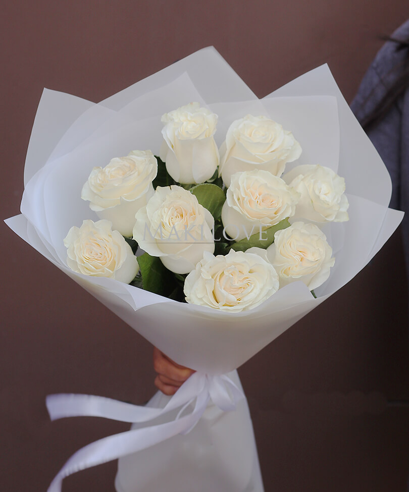 Букет из 9 белых роз в крафт бумаге