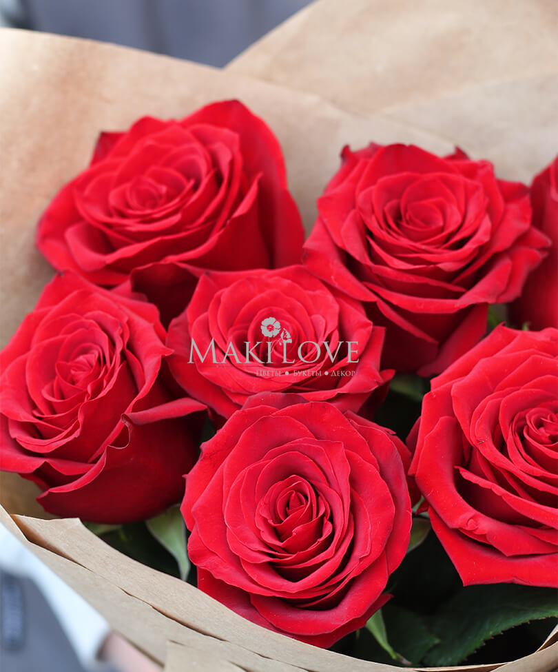 Букет из 7 красных роз в крафт бумаге