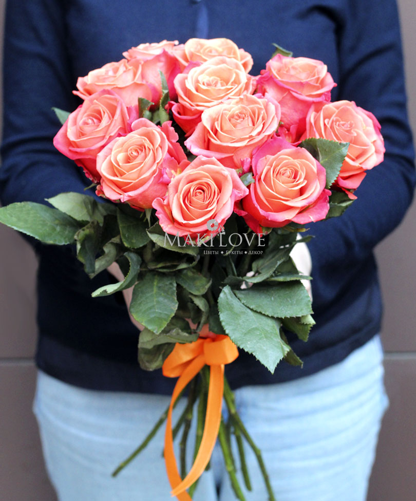 Букет 11 оранжево-красных роз