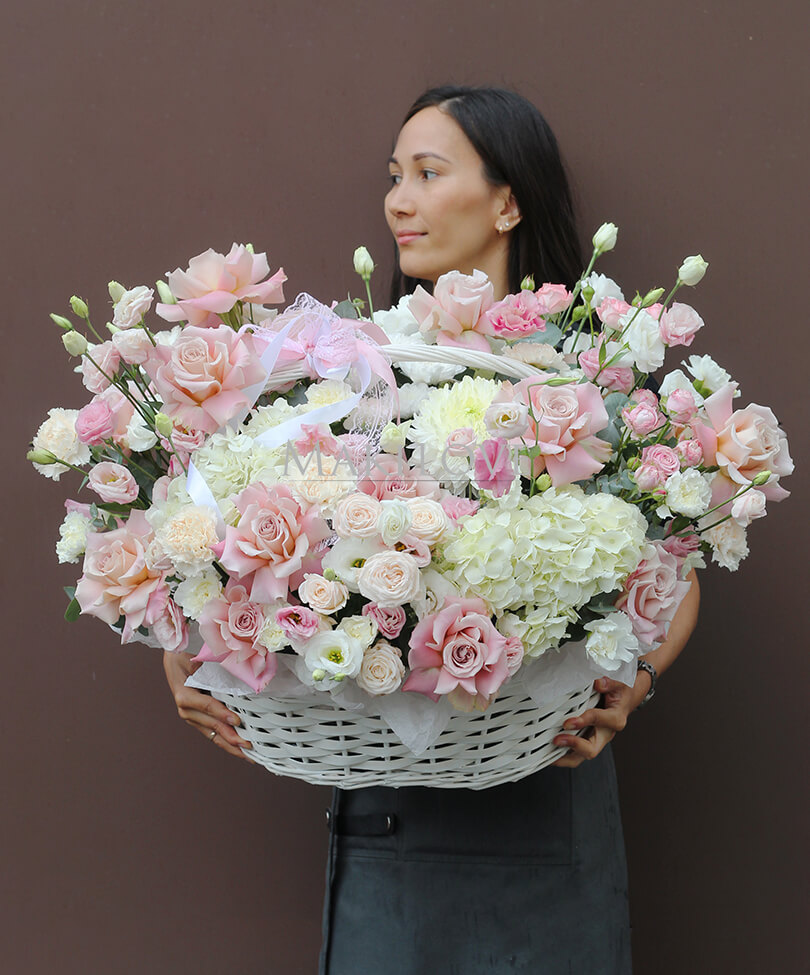 Большая корзина нежных цветов