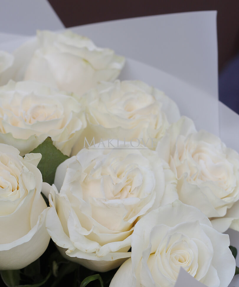 Букет из 15 белоснежных роз в крафт бумаге