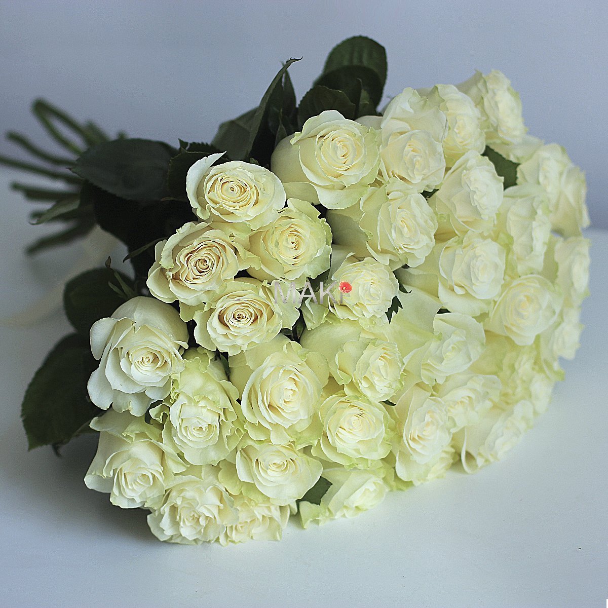 35 белых роз