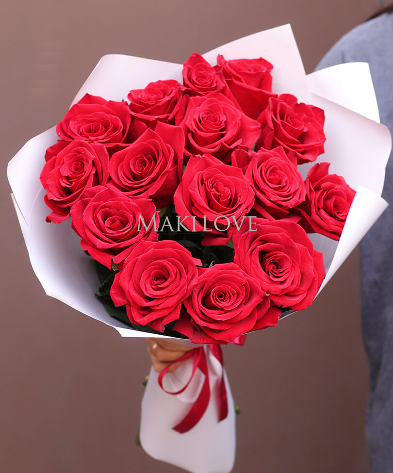 Букет из 15 красных роз в крафт бумаге