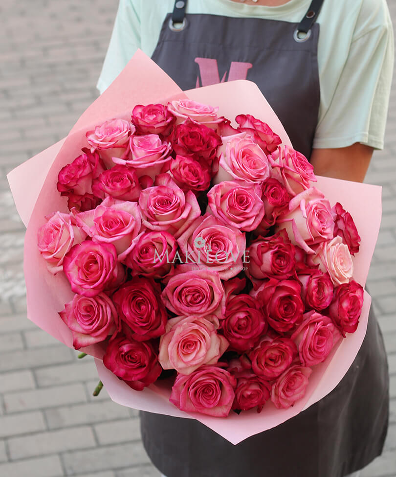 Букет из 37 розовых роз в крафт бумаге