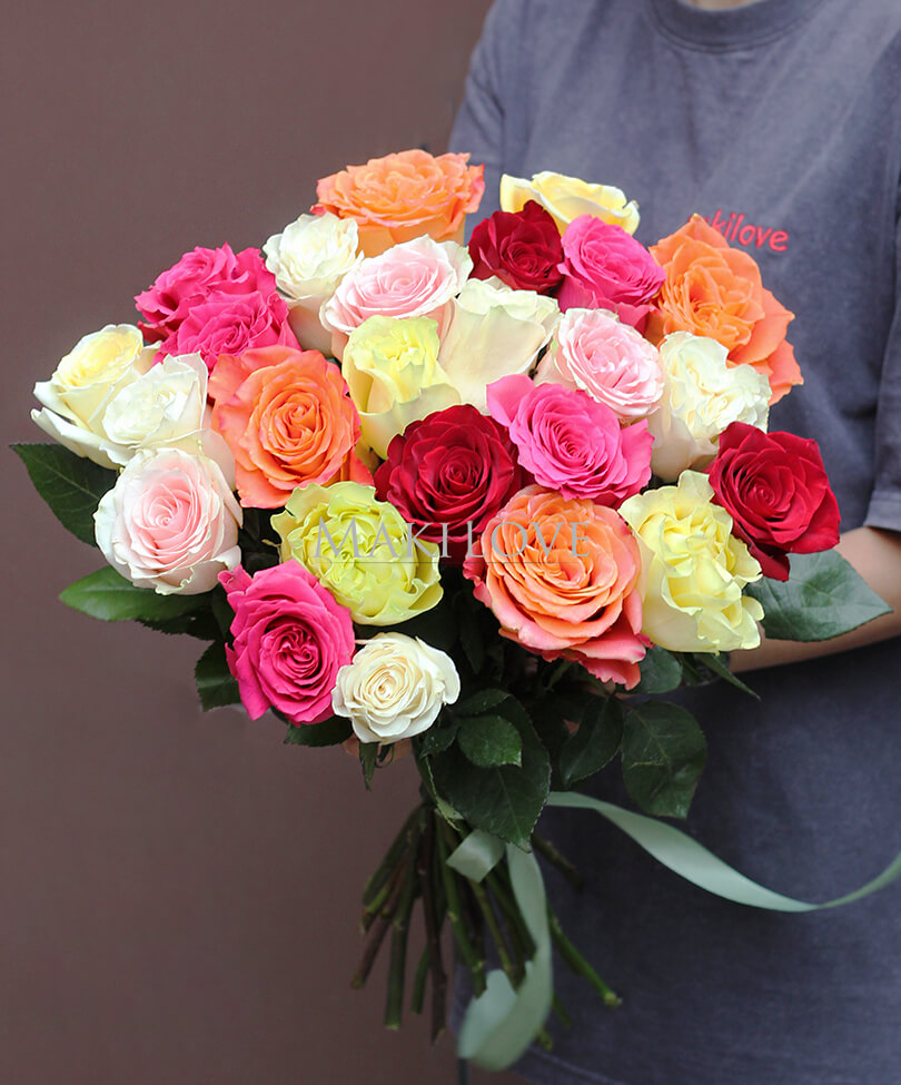 Букет из 25 разноцветных роз