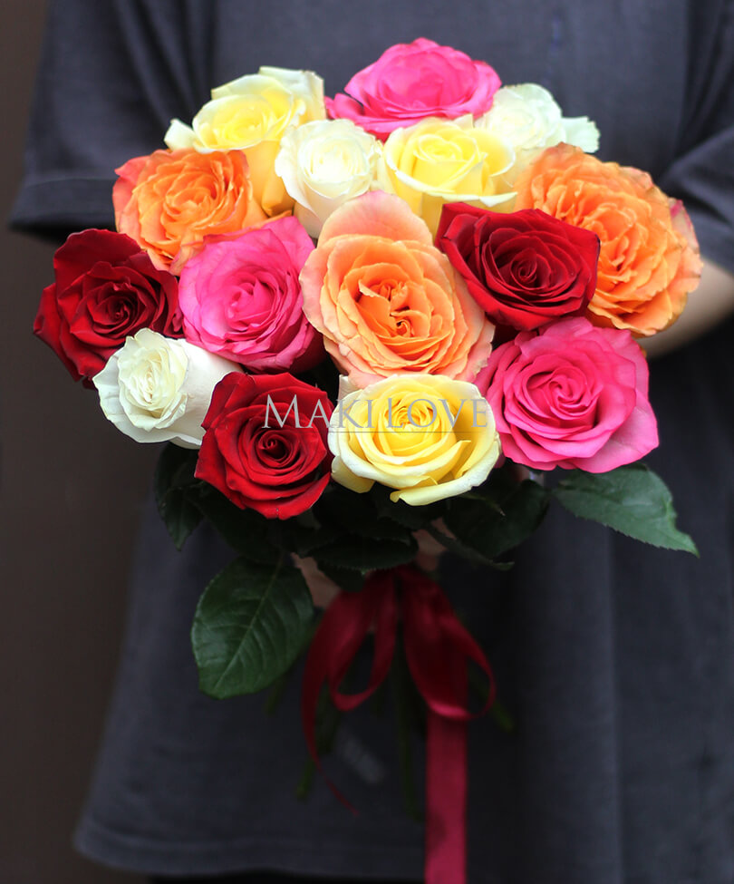 Букет из 15 разноцветных роз