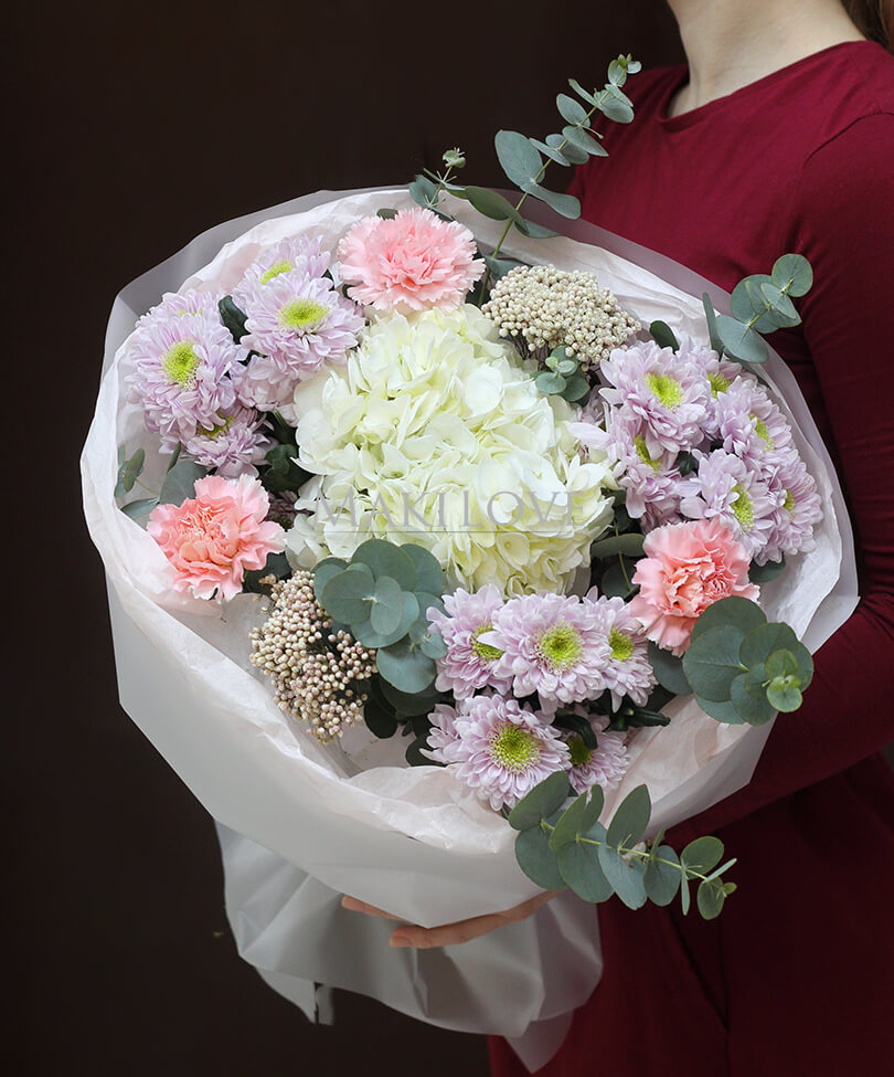 Круглый букет с хризантемой и гортензией