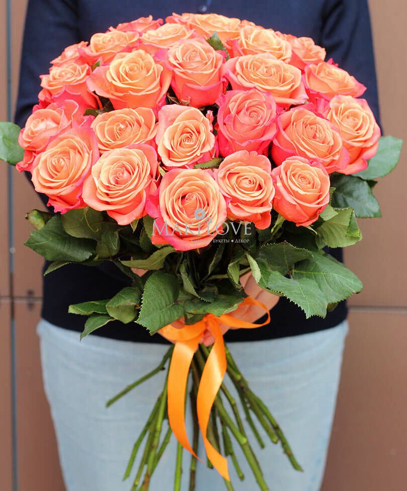 25 оранжево-красных роз