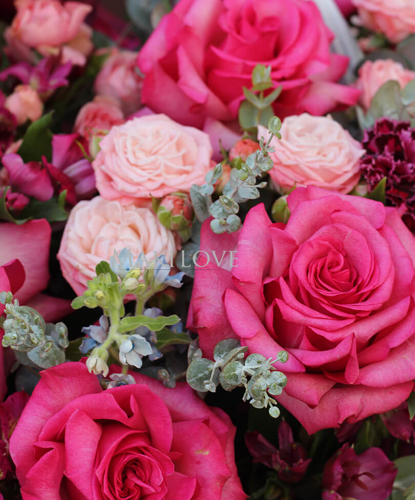 Корзина цветов «Поздравляем!»