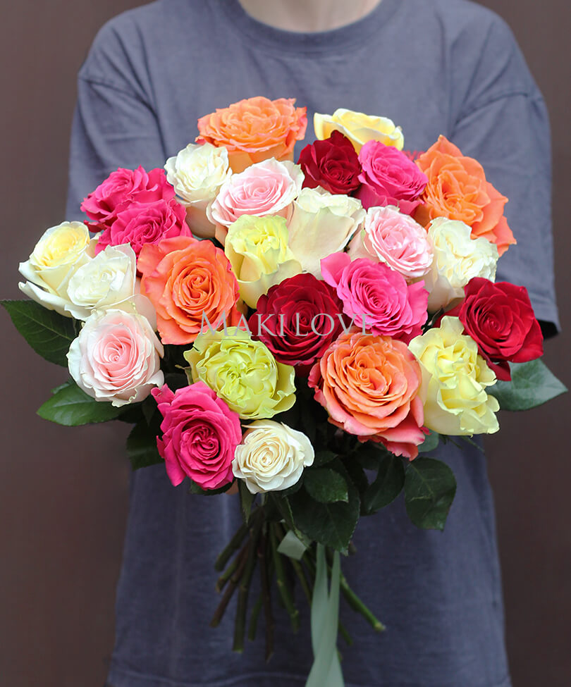 Букет из 25 разноцветных роз