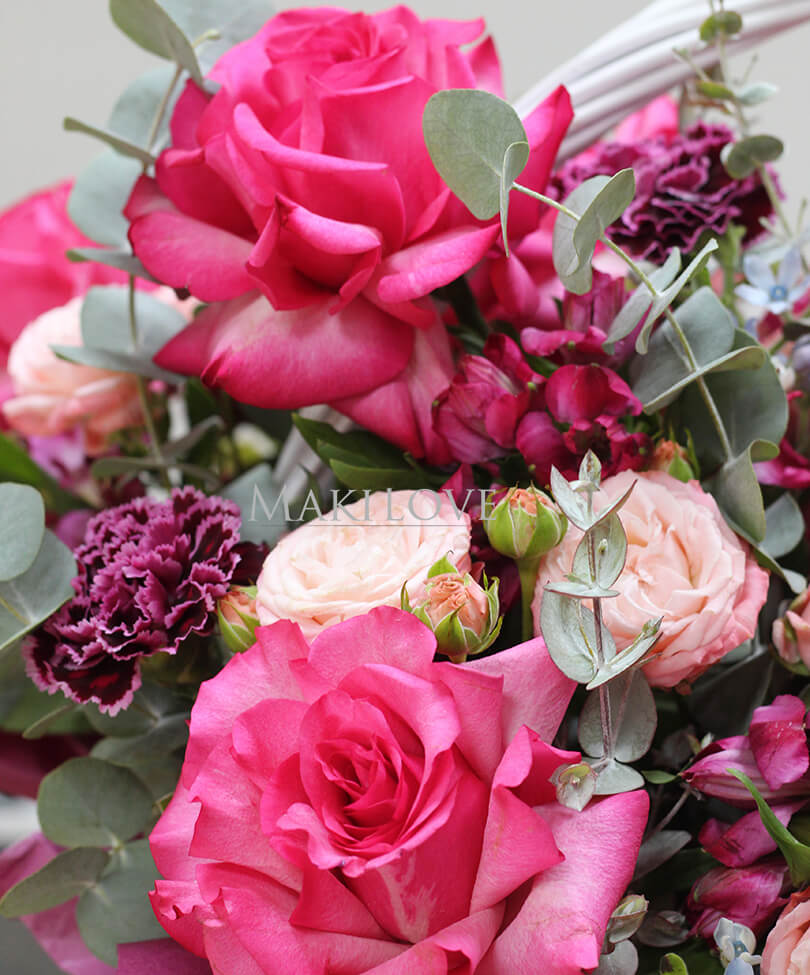 Корзина цветов «Поздравляем!»