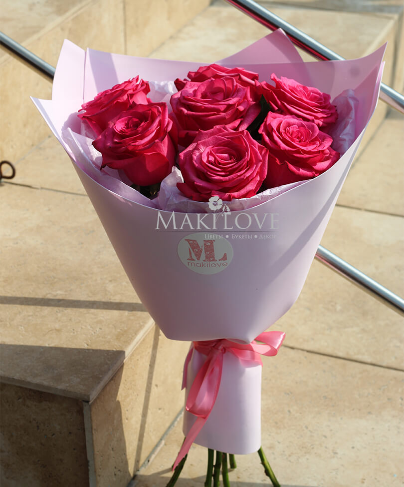 Букет из 7 розовых роз в фетре