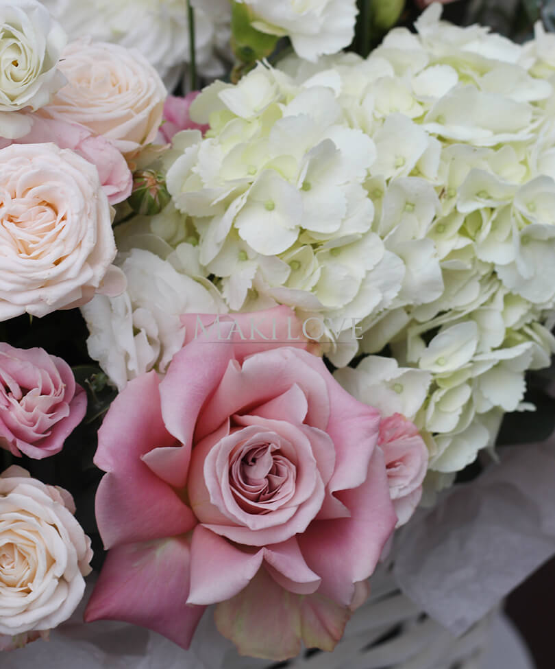 Большая корзина нежных цветов