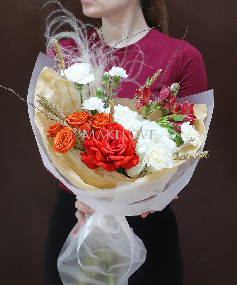 Необычный букет из роз и гортензий