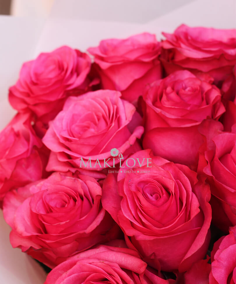 Букет из 15 розовых роз в фетре