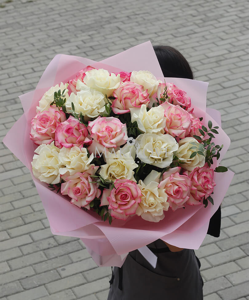 Букет из 25 двухцветных роз