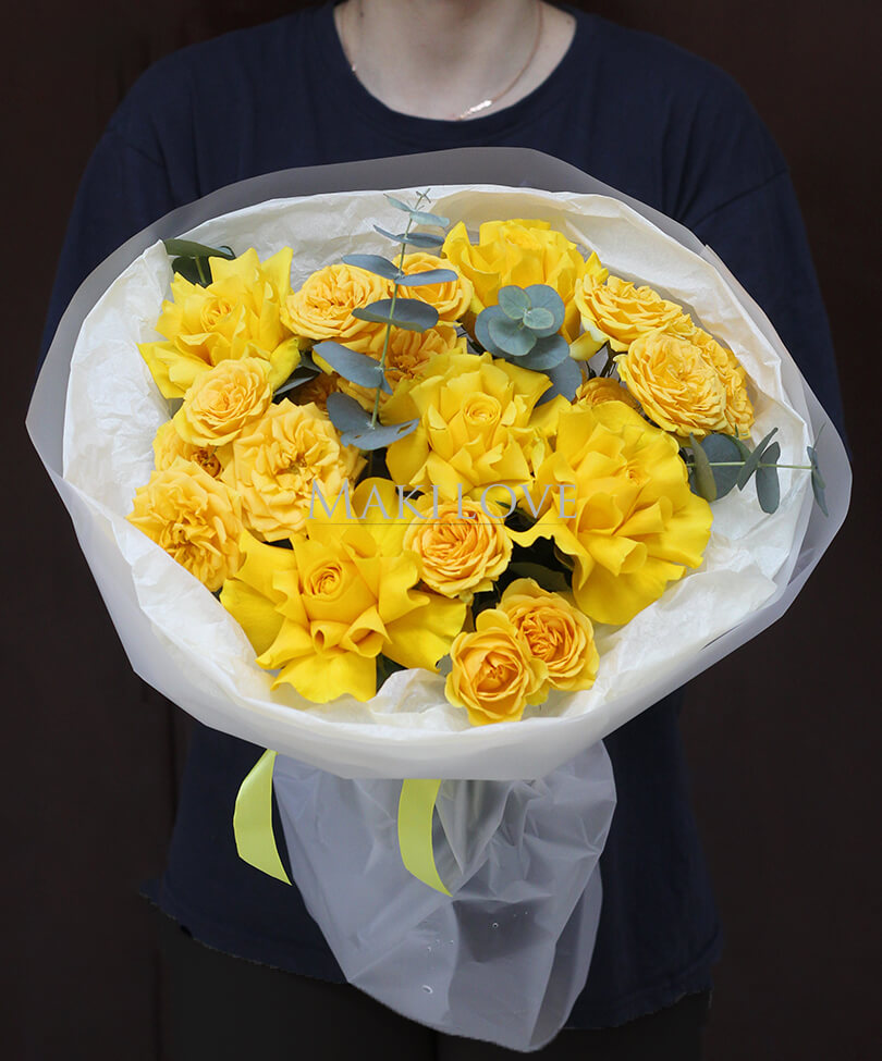 Букет из желтых кустовых и одноголовых роз