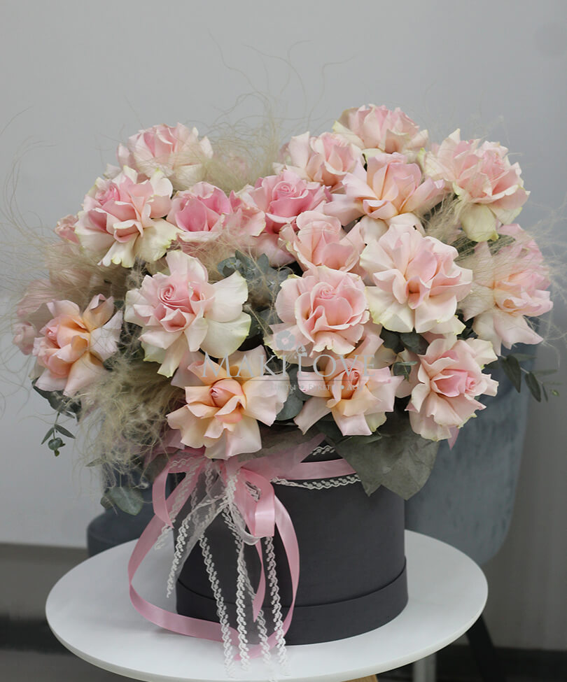 Букет роз в шляпной коробке «Сен-Тропе»