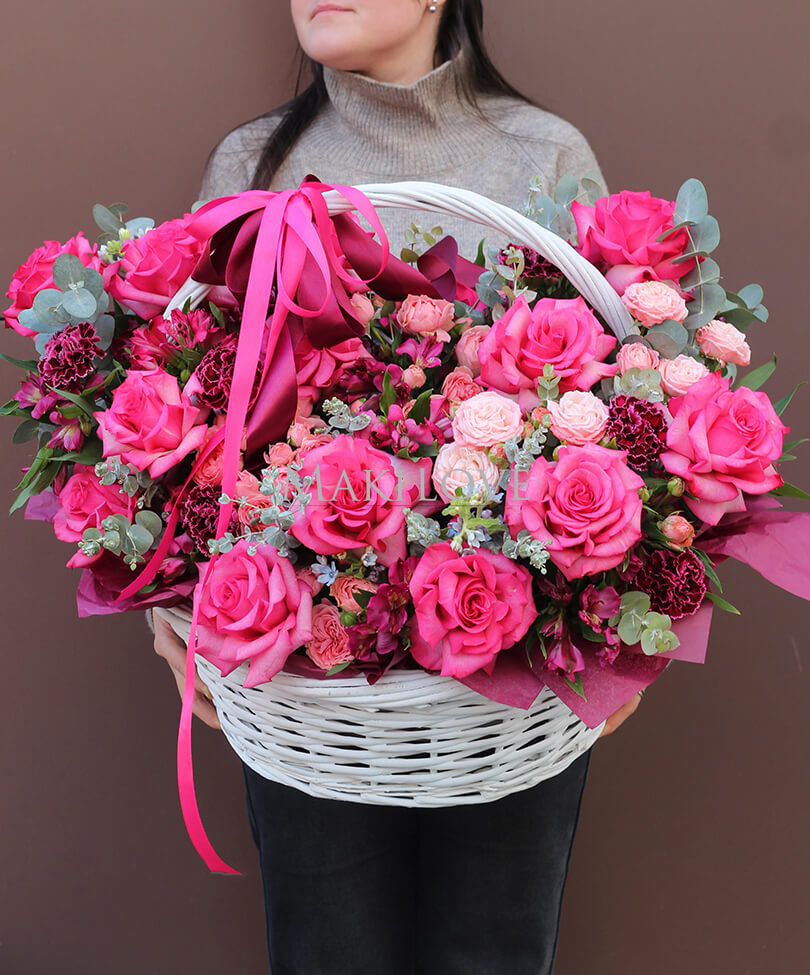 Корзина цветов «Поздравляем!»