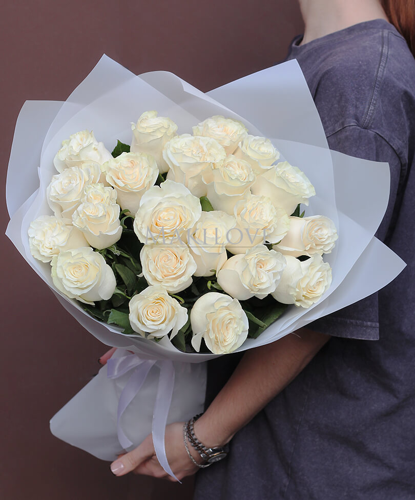 Букет 21 белая роза в крафт бумаге