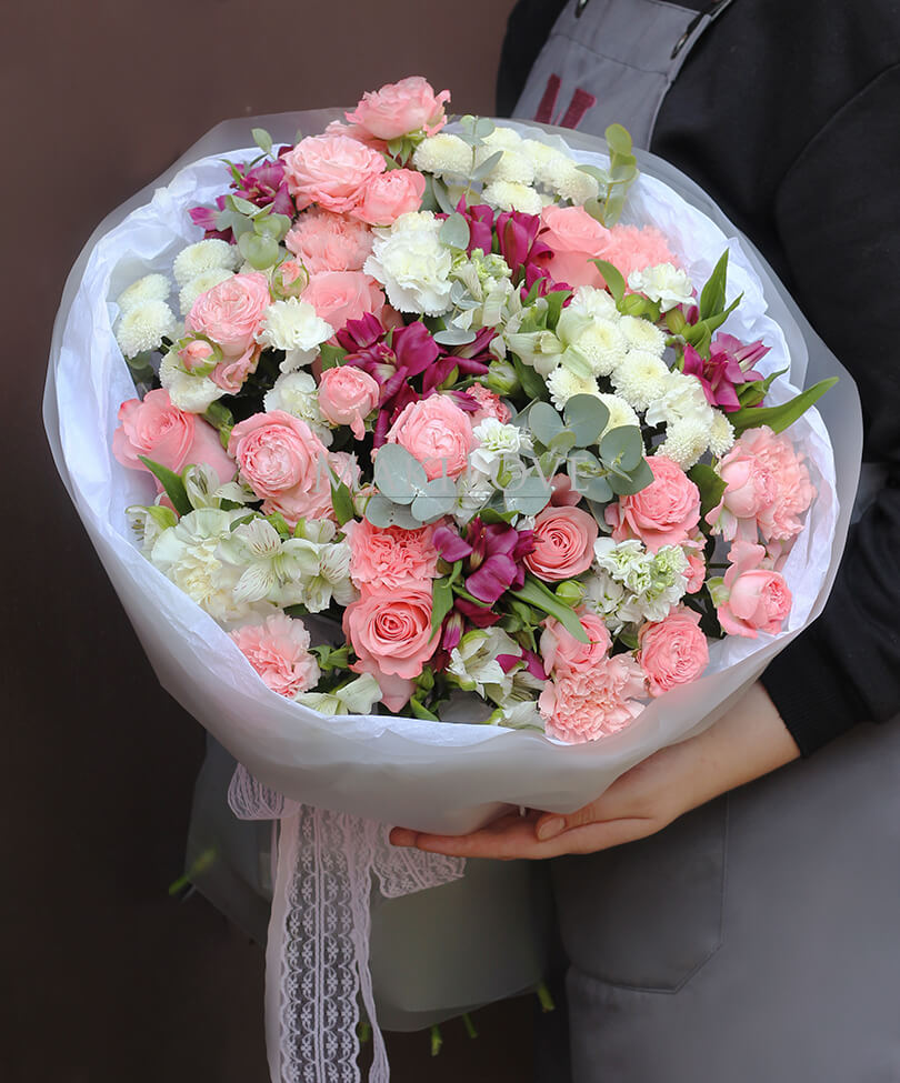 Круглый букет с кустовыми розами