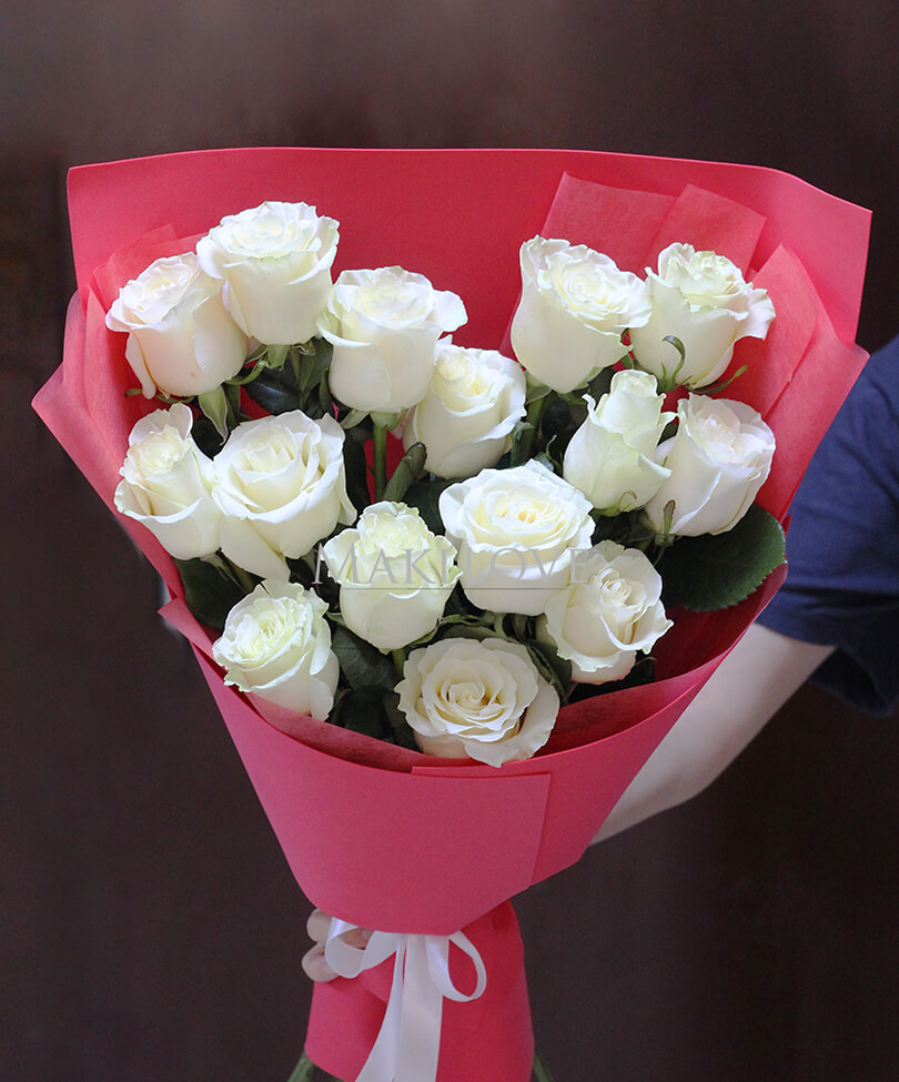 Сердце из 15 белых роз