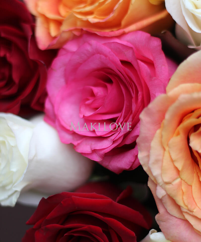 Букет из 15 разноцветных роз