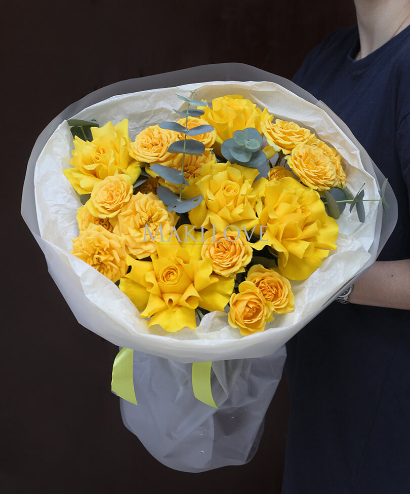Букет из желтых кустовых и одноголовых роз