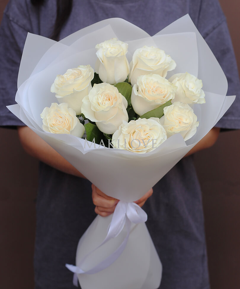 Букет из 9 белых роз в крафт бумаге