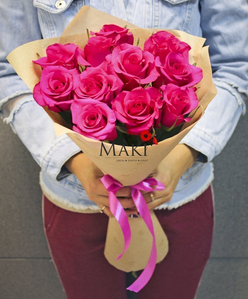 Букет из 9 розовых роз в крафт бумаге