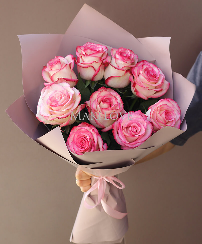 Букет из 9 розовых роз в крафт бумаге