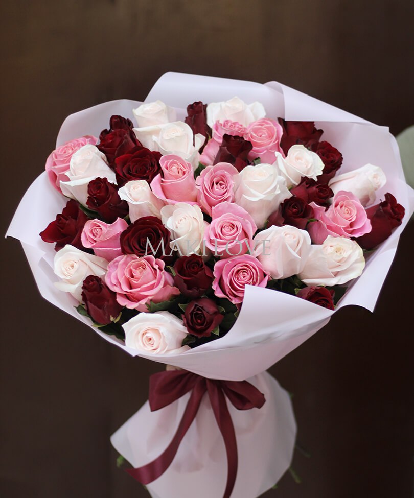 Букет из 41 разноцветной розы