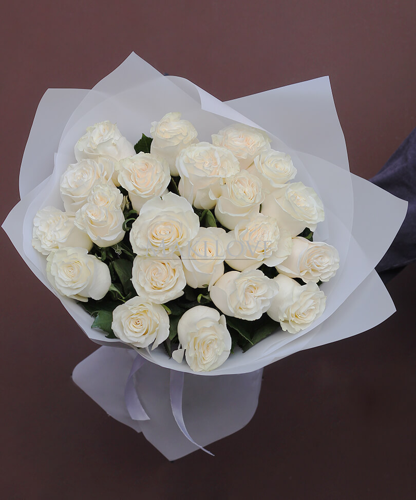 Букет 21 белая роза в крафт бумаге