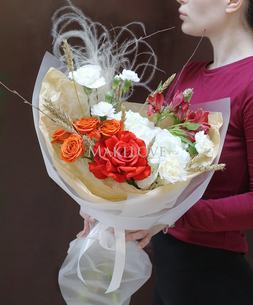 Необычный букет из роз и гортензий