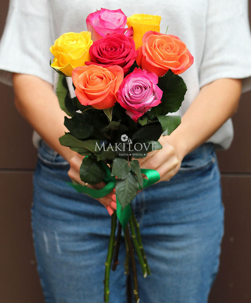 Букет из 7 разноцветных роз