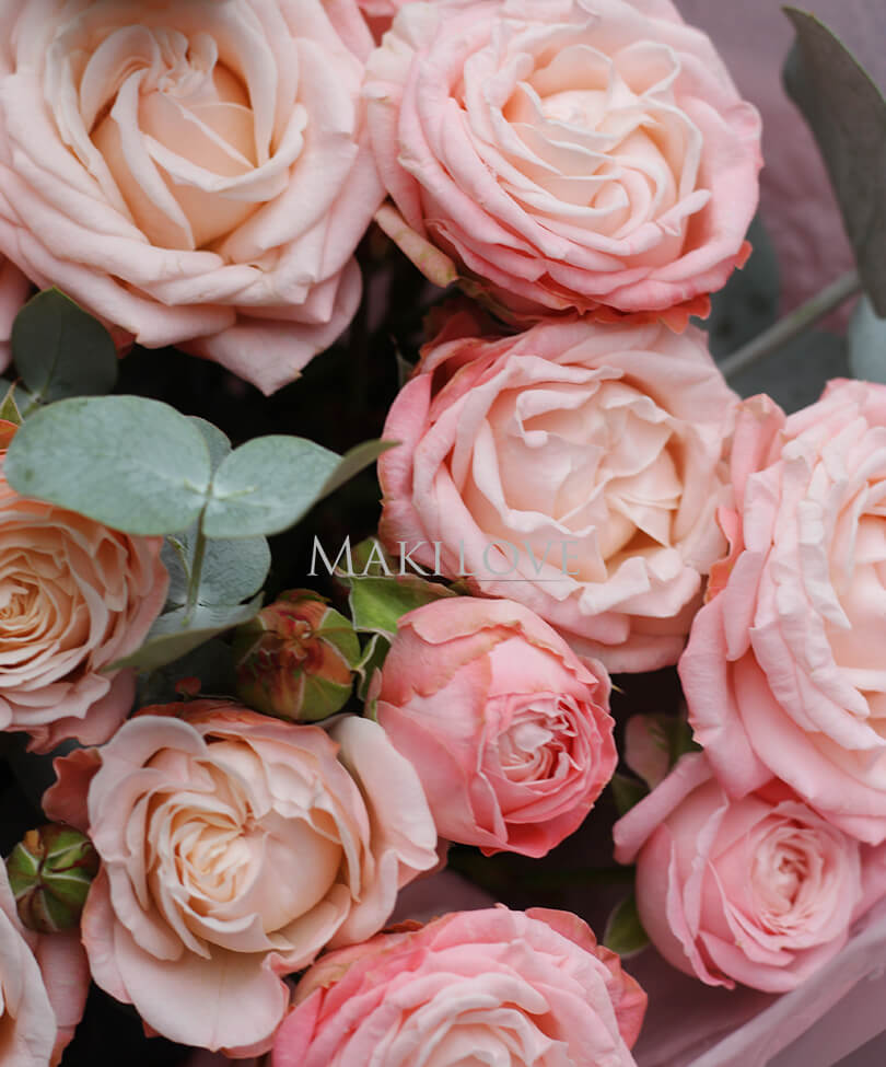 Букет из 5 пионовидных кустовых роз