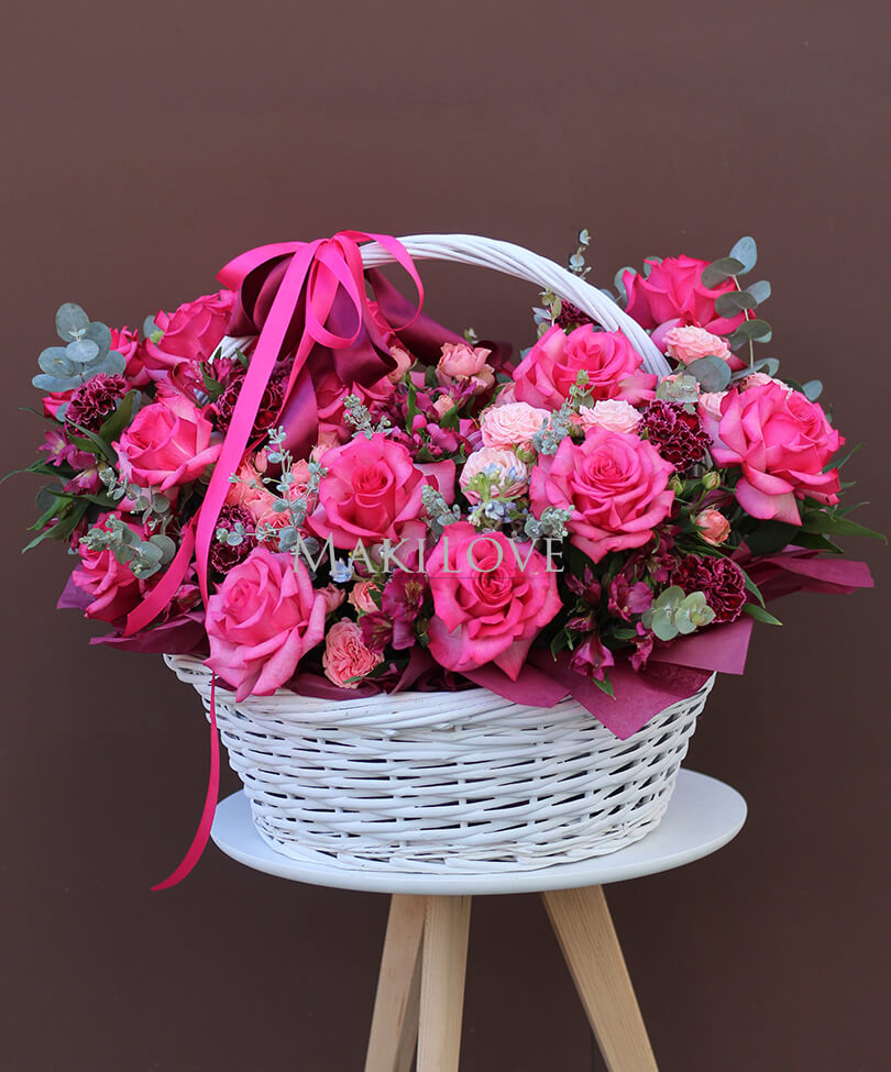 Корзина цветов «Поздравляем!»