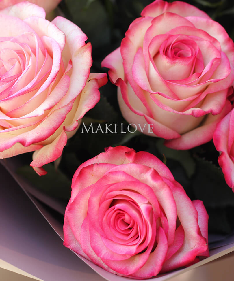 Букет из 9 розовых роз в крафт бумаге