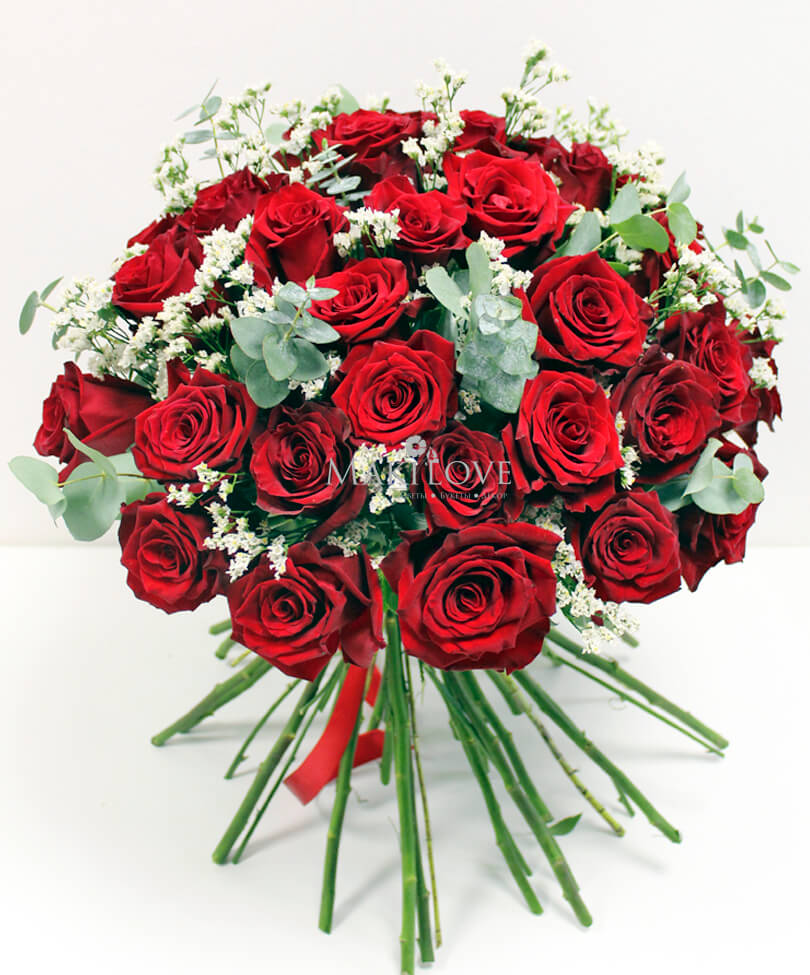 Букет «Чудесный сад» из 35 красных роз 