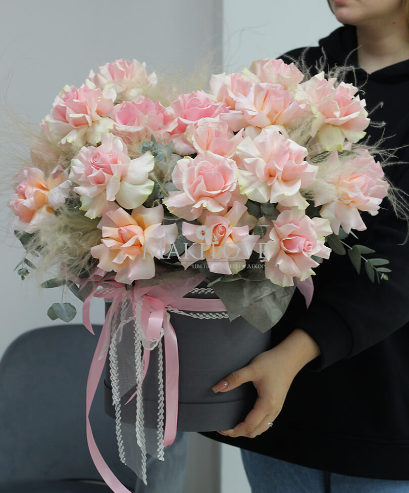 Букет роз в шляпной коробке «Сен-Тропе»
