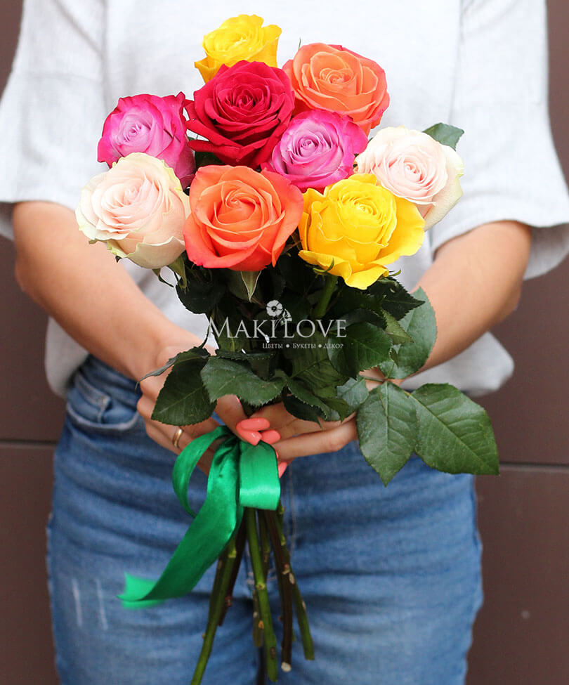 Букет из 9 разноцветных роз