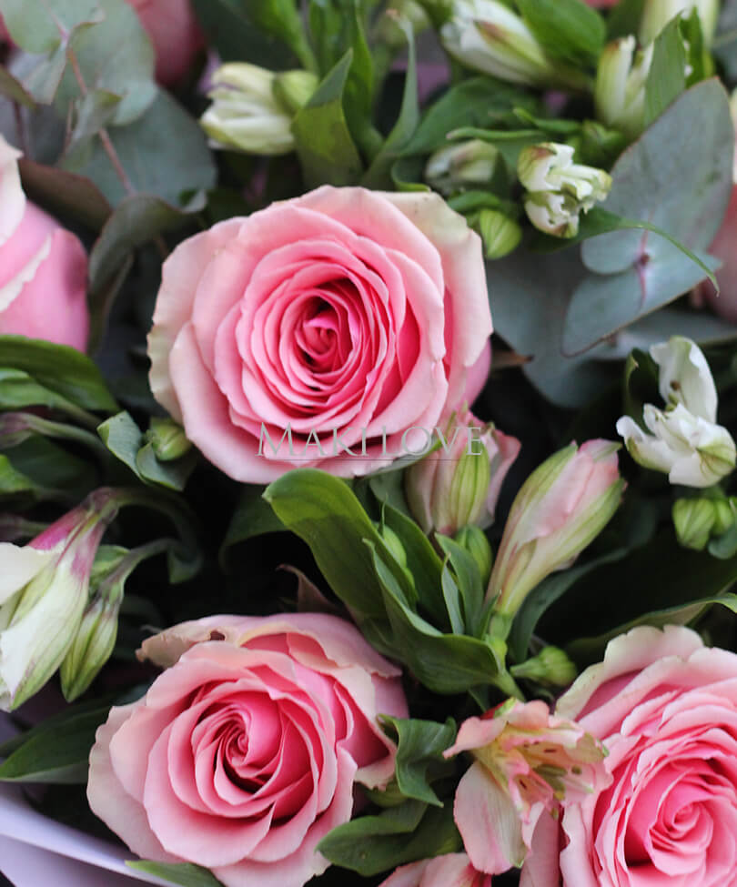 Букет из розовых роз и белых альстромерий