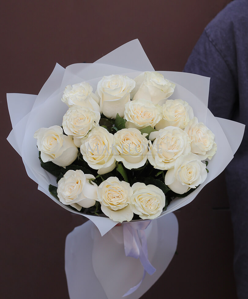 Букет из 15 белоснежных роз в крафт бумаге