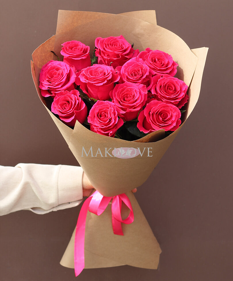 11 розовых роз в крафт бумаге