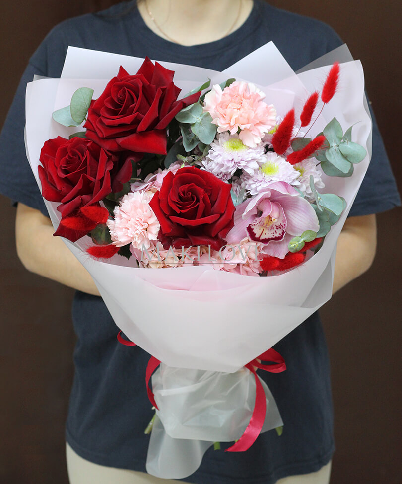 Букет из роз и орхидей "Изумление"