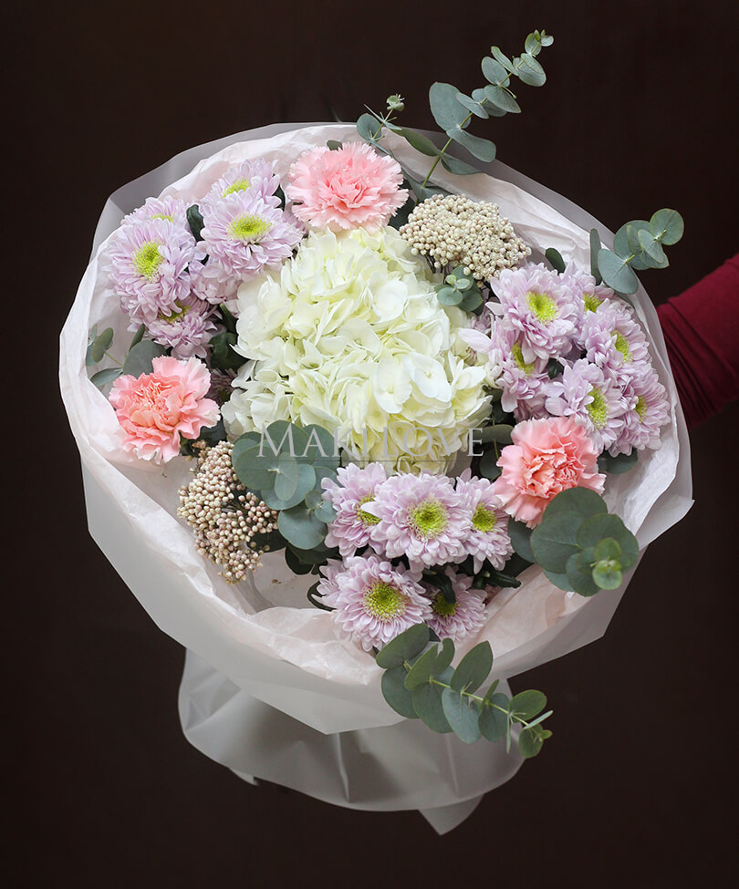 Круглый букет с хризантемой и гортензией